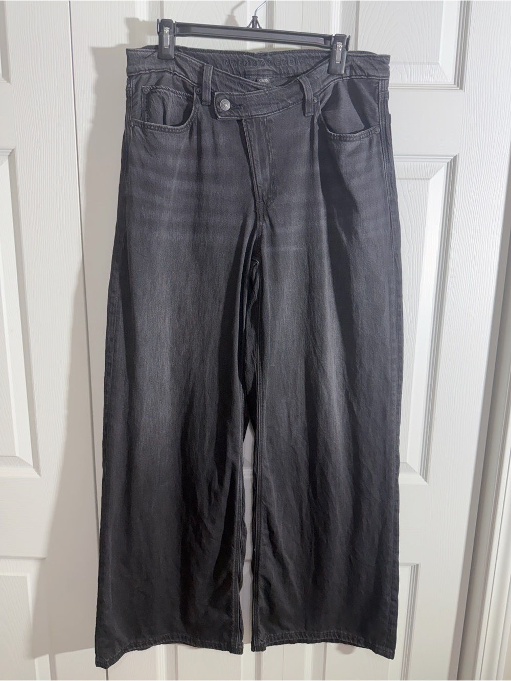 American Eagle Dreamy Drape Strigid Low-Rise Ultra Wide-Leg Jeans - 8 Long